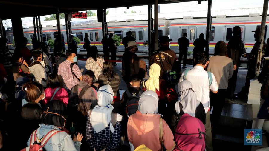 Antrian calon penumpang KRL menumpung di Stasiun CItayam, Depok, Jawa Barat, Senin 8 Juni 2020 (CNBC Indonesia/Muhammad Sabki)