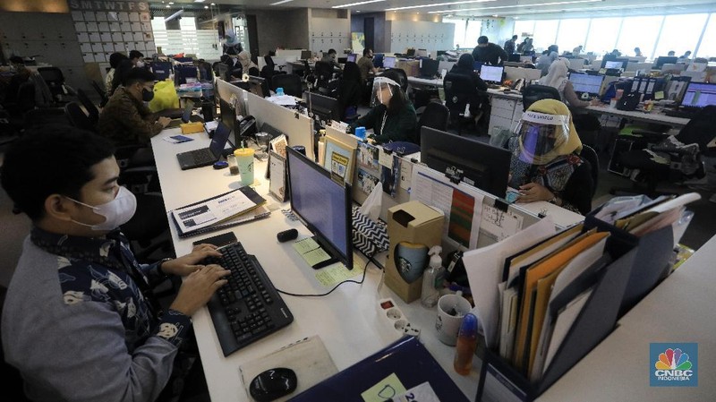 Ilustrasi aktifitas pekerja kantor (CNBC Indonesia/Andrean Kristianto)