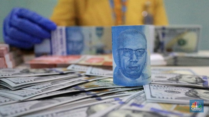 Ilustrasi Rupiah dan dolar (CNBC Indonesia/Andrean Kristianto)