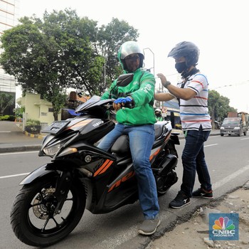 Ojol Bawa Penumpang, Intip New Normal Naik Grab & Gojek Cs
