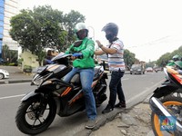 Ojol Bawa Penumpang, Intip New Normal Naik Grab & Gojek Cs