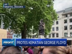 Pendemo Inggris Robohkan Patung Pedagang Budak Edward Colston