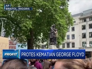 Pendemo Inggris Robohkan Patung Pedagang Budak Edward Colston
