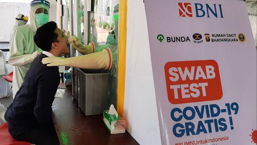 Petugas medis sedang melakukan swab test kepada warga di Stadion Jakabaring, Palembang, Sumatera Selatan,  Senin (8 Juni 2020). BNI bekerja sama dengan jaringan Rumah Sakit Bunda Jakarta, JSK Group, dan Rumah Sakit Bhayangkara Palembang dalam melaksanakan Swab Test Covid-19 gratis. Tes ini merupakan bagian dari program 30.000 Swab Test gratis dari BNI di seluruh Indonesia.