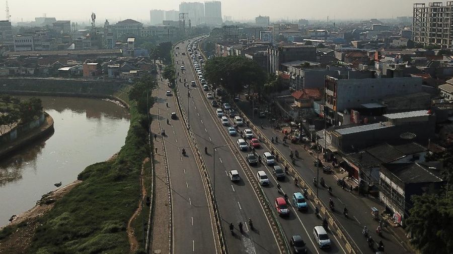 Suasana Mobil Mengular di Kp. Melayu (CNBC Indonesia/Andrean Kristianto)