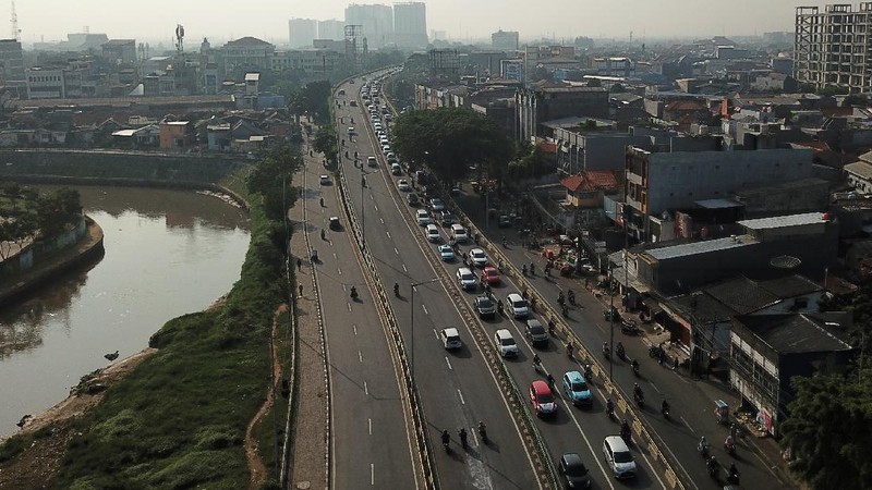 Suasana Mobil Mengular di Kp. Melayu (CNBC Indonesia/Andrean Kristianto)