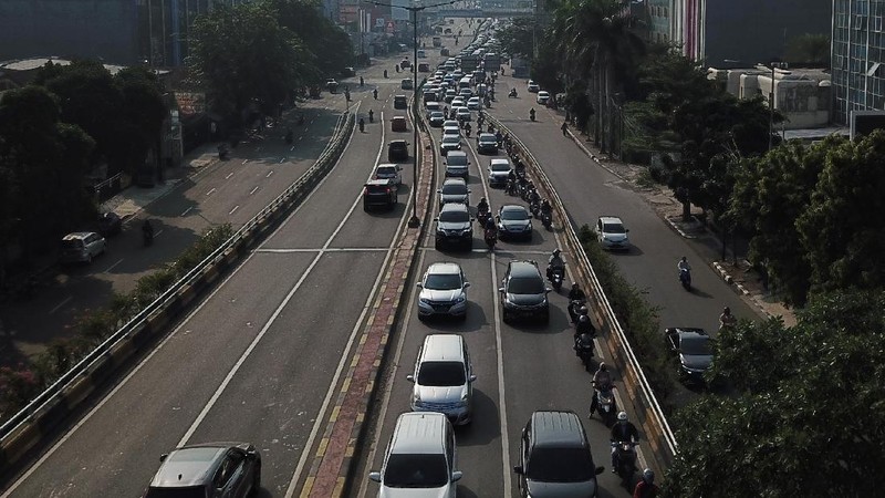 Suasana Mobil Mengular di Kp. Melayu (CNBC Indonesia/Andrean Kristianto)