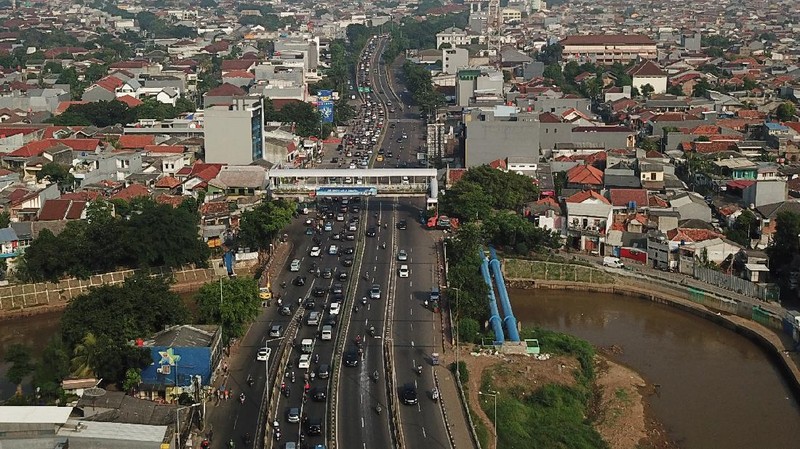 Suasana Mobil Mengular di Kp. Melayu (CNBC Indonesia/Andrean Kristianto)