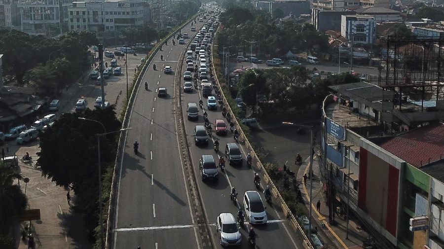 Suasana Mobil Mengular di Kp. Melayu (CNBC Indonesia/Andrean Kristianto)