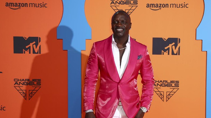Singer Akon poses for photographers upon arrival at the European MTV Awards in Seville, Spain, Sunday, Nov. 3, 2019. (Photo by Joel C Ryan/Invision/AP)