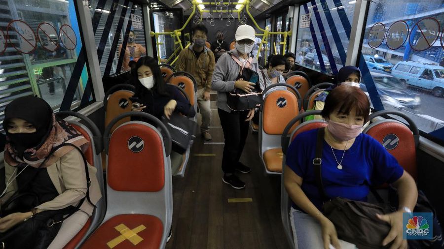 Penumpang Bus TransJakarta (վ/Andrean Kristianto)