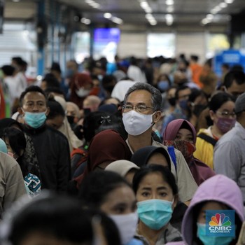 Masuki PSBB Transisi, Penumpang Menumpuk di Halte TJ Harmoni