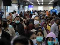 Masuki PSBB Transisi, Penumpang Menumpuk di Halte TJ Harmoni