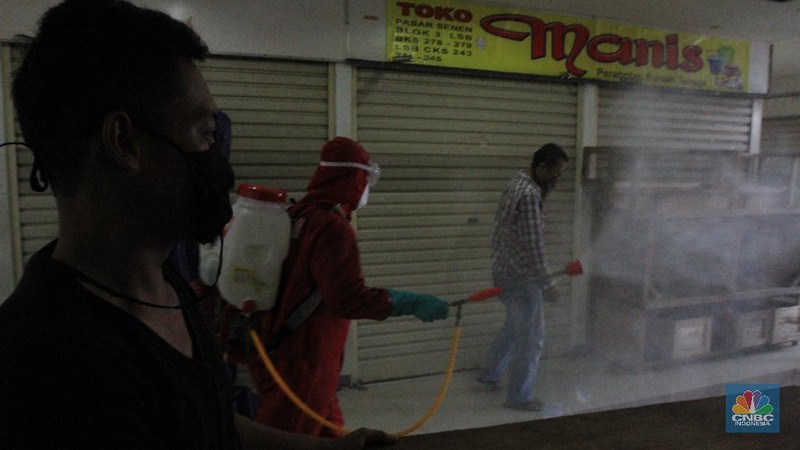 Penyemprotan Disinfektan di Pasar Senen untuk mencegah penyebaran virus Covid-19  (CNBC Indonesia/Tri Susilo)
