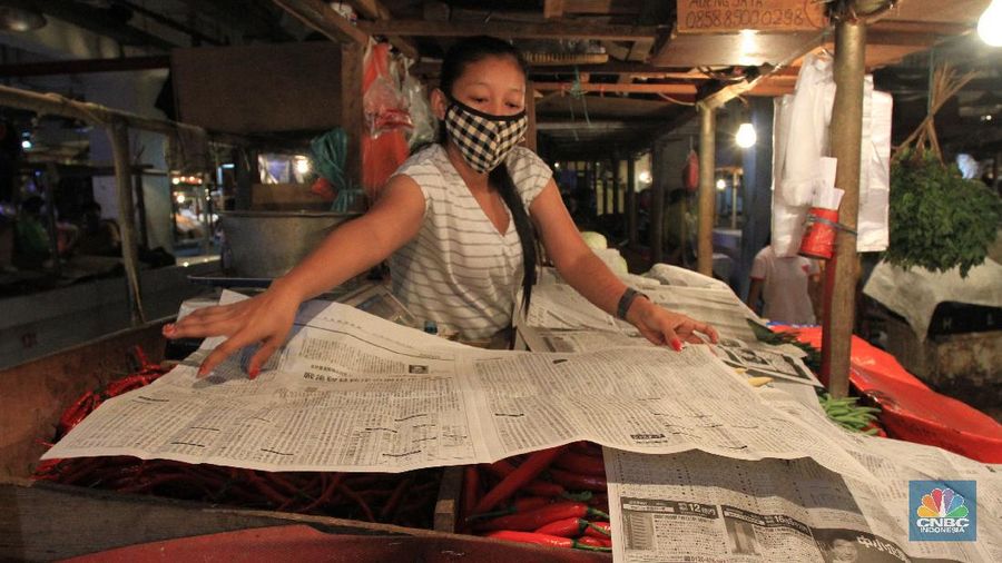 Penyemprotan Disinfektan di Pasar Senen untuk mencegah penyebaran virus Covid-19  (CNBC Indonesia/Tri Susilo)
