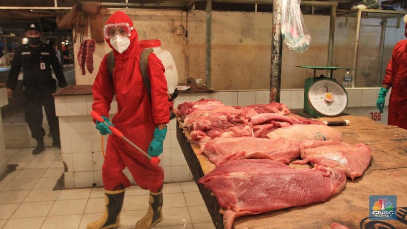 Penyemprotan Disinfektan di Pasar Senen untuk mencegah penyebaran virus Covid-19  (CNBC Indonesia/Tri Susilo)