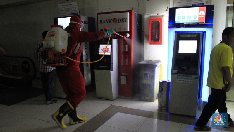 Penyemprotan Disinfektan di Pasar Senen untuk mencegah penyebaran virus Covid-19  (CNBC Indonesia/Tri Susilo)