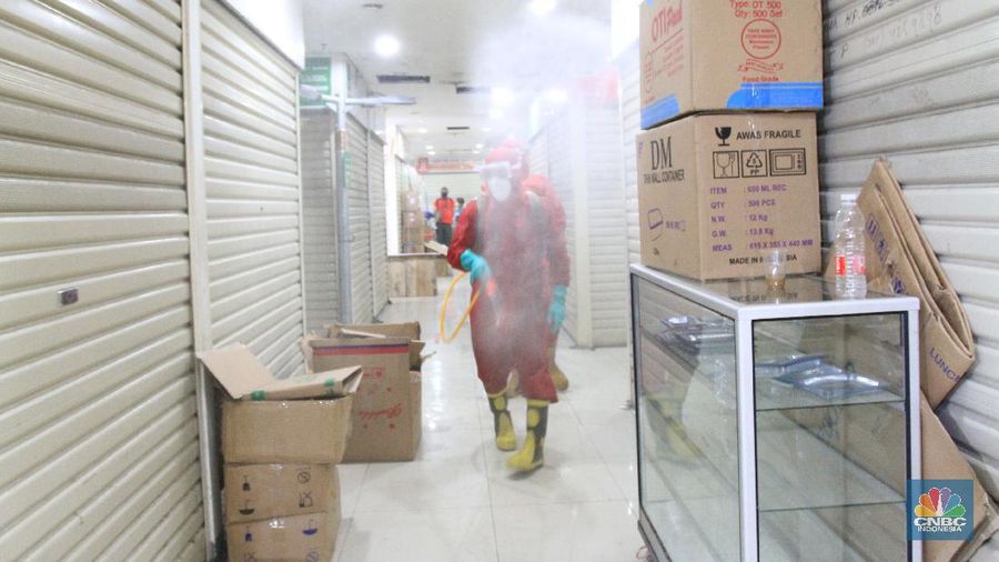 Penyemprotan Disinfektan di Pasar Senen untuk mencegah penyebaran virus Covid-19  (CNBC Indonesia/Tri Susilo)