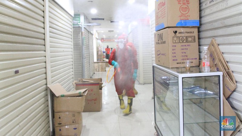 Penyemprotan Disinfektan di Pasar Senen untuk mencegah penyebaran virus Covid-19  (CNBC Indonesia/Tri Susilo)
