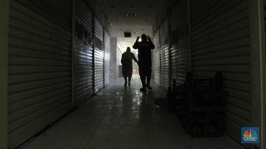 Penyemprotan Disinfektan di Pasar Senen untuk mencegah penyebaran virus Covid-19  (CNBC Indonesia/Tri Susilo)