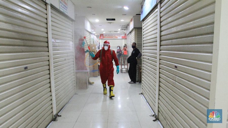 Penyemprotan Disinfektan di Pasar Senen untuk mencegah penyebaran virus Covid-19  (CNBC Indonesia/Tri Susilo)