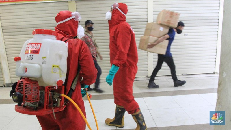Penyemprotan Disinfektan di Pasar Senen untuk mencegah penyebaran virus Covid-19  (CNBC Indonesia/Tri Susilo)