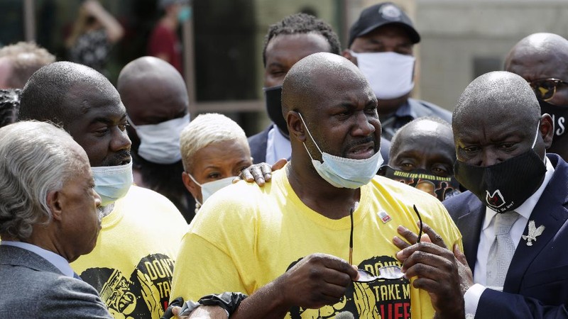 Mourners pass by the casket of George Floyd during a public visitation for Floyd at the Fountain of Praise church Monday, June 8, 2020, in Houston. (AP Photo/David J. Phillip, Pool)