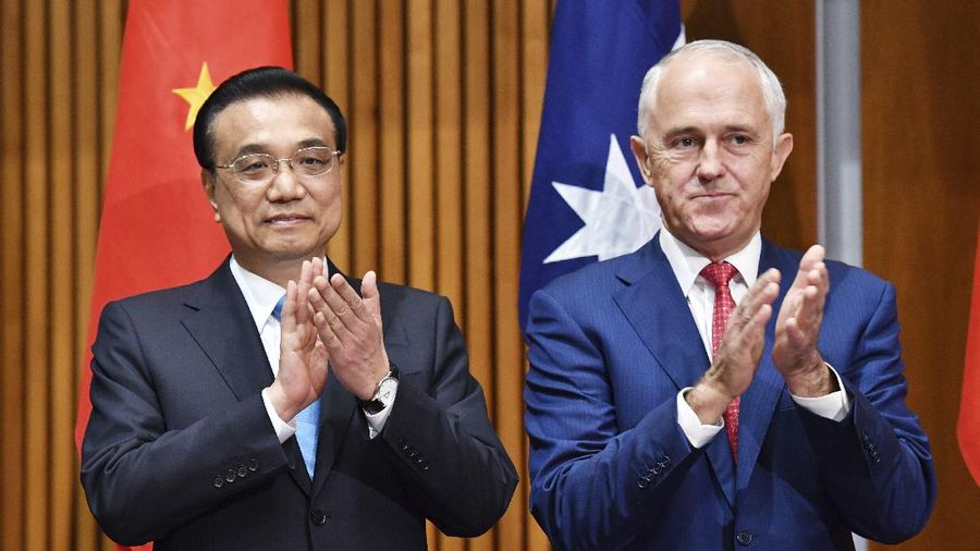 Chinese Premier Li Keqiang, left, and Australian Prime Minister Malcolm Turnbull clap during a signing ceremony in Canberra, Friday, March 24, 2017. Prime Minister Turnbull and Premier Li oversaw the signing of bilateral agreements that will expand their two-year-old free trade pact. (Mick Tsikas/AAP Image via AP)
