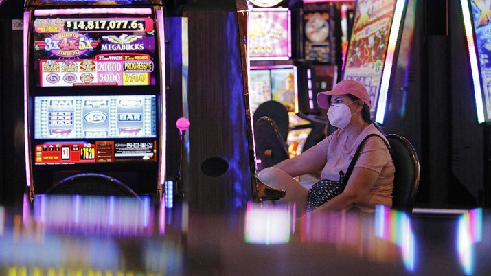 Casino Las Vegas kembali dibuka A man plays craps at the reopening of the Bellagio hotel and casino Thursday, June 4, 2020, in Las Vegas. Casinos in Nevada were allowed to reopen on Thursday for the first time after temporary closures as a precaution against the coronavirus. (AP Photo/John Locher)