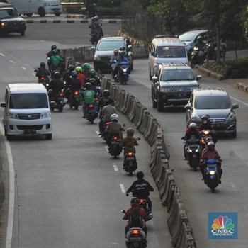 Putar Balik Jauh, Pemotor di Ciledug Ramai-ramai Lawan Arah!