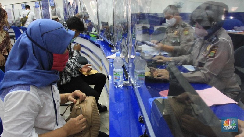 pembuatan Surat Izin Mengemudi (SIM) di Satuan Penyelenggara Administrasi (Satpas) Surat Izin Mengemudi (SIM) Daan Mogot, Jakarta, Barat. ((CNBC Indonsia.Trisusilo)