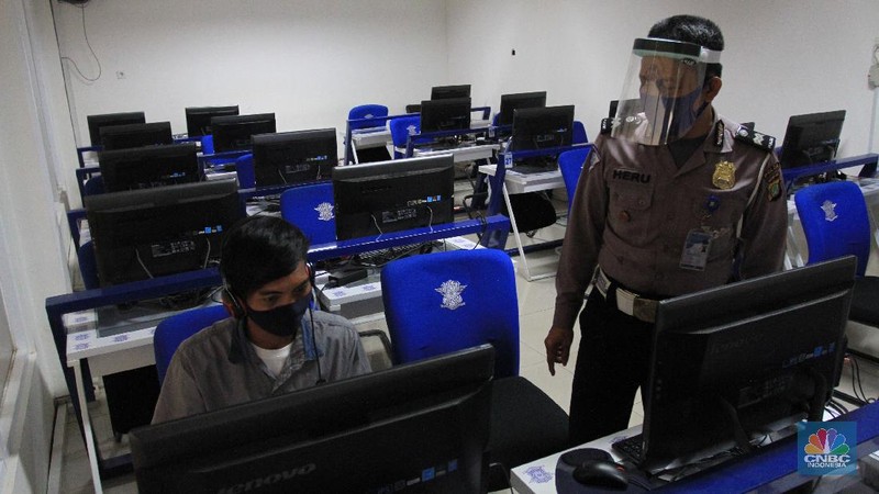 pembuatan Surat Izin Mengemudi (SIM) di Satuan Penyelenggara Administrasi (Satpas) Surat Izin Mengemudi (SIM) Daan Mogot, Jakarta, Barat. ((CNBC Indonsia.Trisusilo)