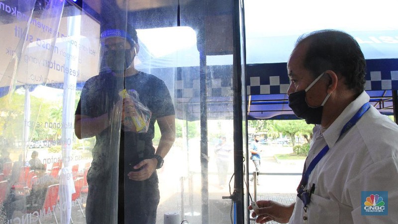 pembuatan Surat Izin Mengemudi (SIM) di Satuan Penyelenggara Administrasi (Satpas) Surat Izin Mengemudi (SIM) Daan Mogot, Jakarta, Barat. ((CNBC Indonsia.Trisusilo)