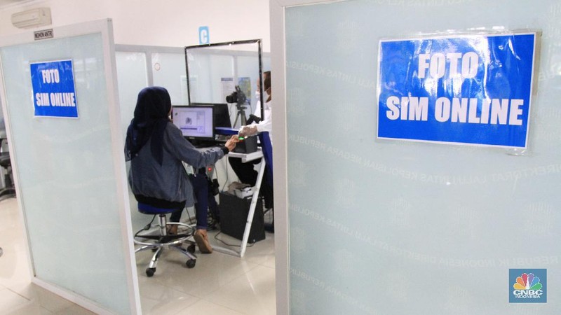 pembuatan Surat Izin Mengemudi (SIM) di Satuan Penyelenggara Administrasi (Satpas) Surat Izin Mengemudi (SIM) Daan Mogot, Jakarta, Barat. ((CNBC Indonsia.Trisusilo)