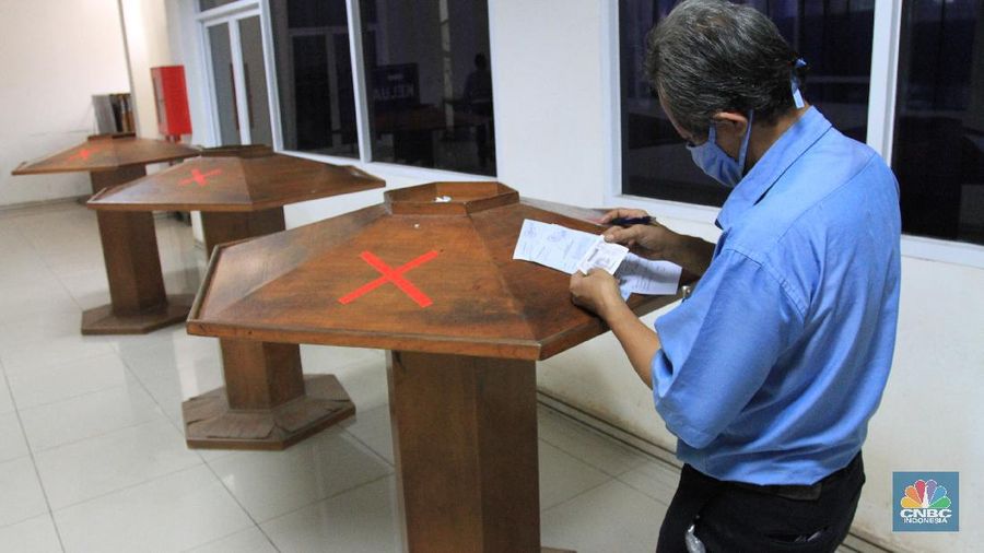 pembuatan Surat Izin Mengemudi (SIM) di Satuan Penyelenggara Administrasi (Satpas) Surat Izin Mengemudi (SIM) Daan Mogot, Jakarta, Barat. ((CNBC Indonsia.Trisusilo)