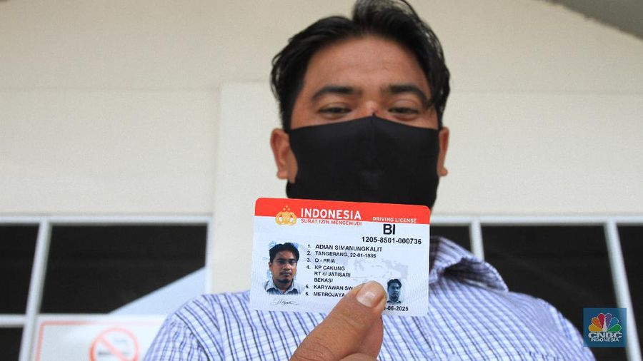 pembuatan Surat Izin Mengemudi (SIM) di Satuan Penyelenggara Administrasi (Satpas) Surat Izin Mengemudi (SIM) Daan Mogot, Jakarta, Barat. ((CNBC Indonsia.Trisusilo)