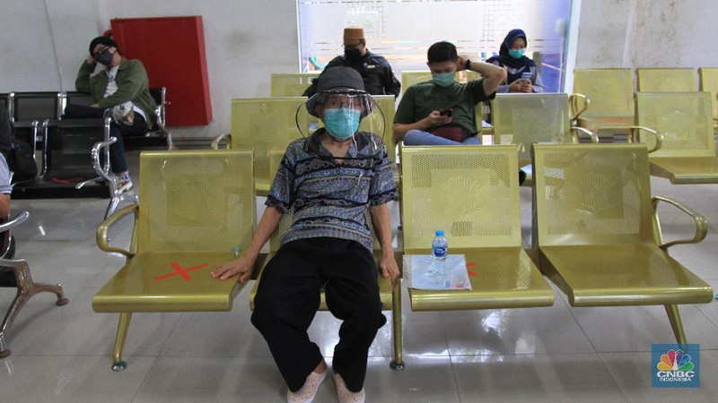 pembuatan Surat Izin Mengemudi (SIM) di Satuan Penyelenggara Administrasi (Satpas) Surat Izin Mengemudi (SIM) Daan Mogot, Jakarta, Barat. ((CNBC Indonsia.Trisusilo)
