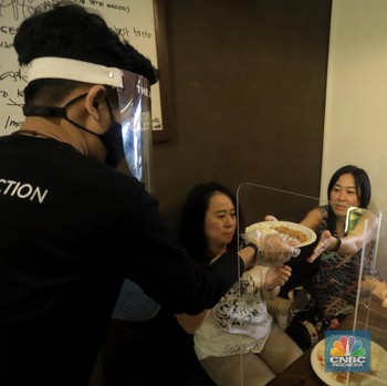 Mulai Buka! Makan di Restoran Era New Normal Dipisah Akrilik