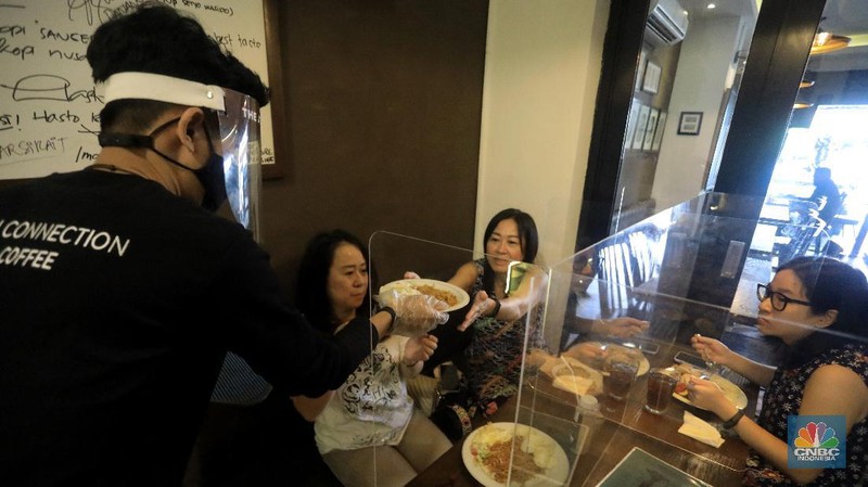Restoran yang menerapkan protokol kesehatan pencegahan COVID-19. (CNBC Indonesia/Andrean Kristianto)