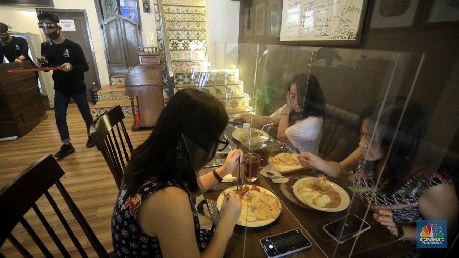 Restoran yang menerapkan protokol kesehatan pencegahan COVID-19. (CNBC Indonesia/Andrean Kristianto)