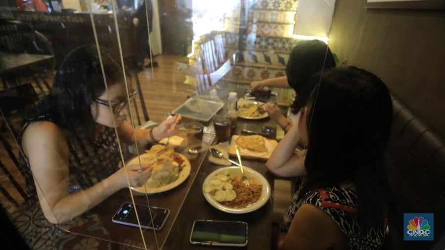 Restoran yang menerapkan protokol kesehatan pencegahan COVID-19. (CNBC Indonesia/Andrean Kristianto)