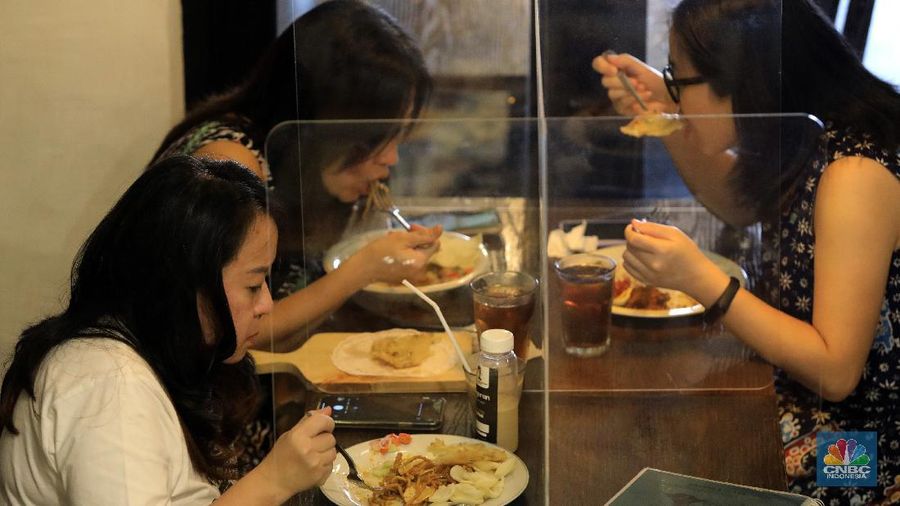 Restoran yang menerapkan protokol kesehatan pencegahan COVID-19. (CNBC Indonesia/Andrean Kristianto)
