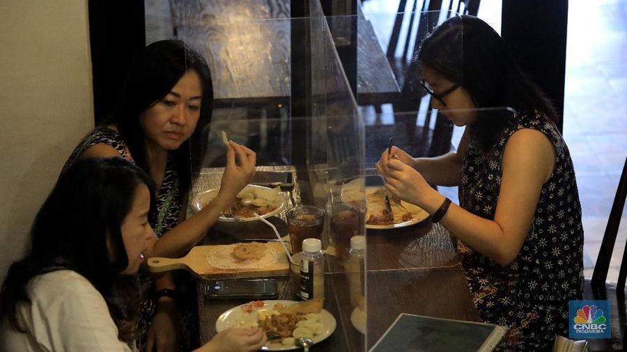 Restoran yang menerapkan protokol kesehatan pencegahan COVID-19. (CNBC Indonesia/Andrean Kristianto)