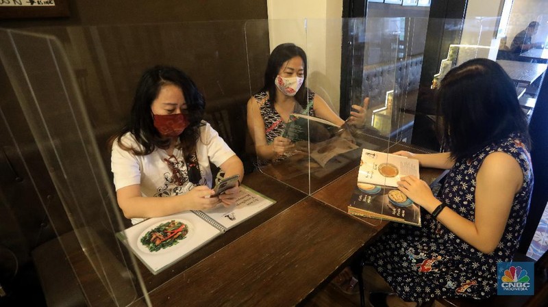 Restoran yang menerapkan protokol kesehatan pencegahan COVID-19. (CNBC Indonesia/Andrean Kristianto)