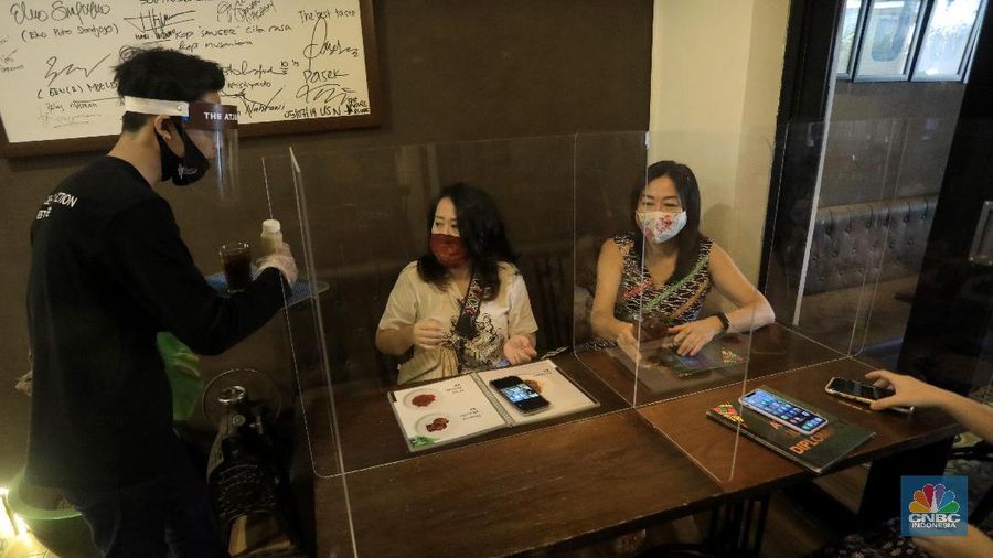 Restoran yang menerapkan protokol kesehatan pencegahan COVID-19. (CNBC Indonesia/Andrean Kristianto)