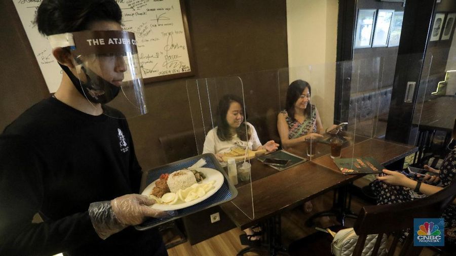 Restoran yang menerapkan protokol kesehatan pencegahan COVID-19. (CNBC Indonesia/Andrean Kristianto)