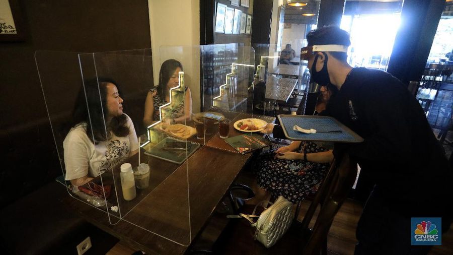Restoran yang menerapkan protokol kesehatan pencegahan COVID-19. (CNBC Indonesia/Andrean Kristianto)