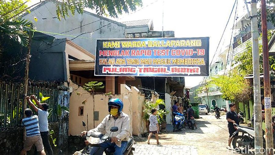 Sejumlah warga di Makassar menolak rapid test virus Corona (COVID-19). (Hermawan/detikcom)