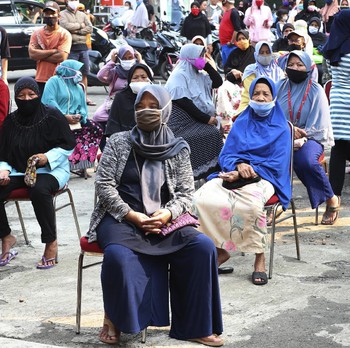 New Normal Pembagian Sembako RI: Jaga Jarak & Pakai Masker!