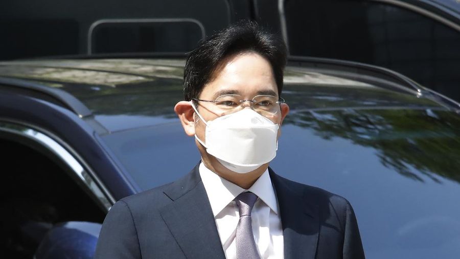 Samsung Electronics Vice Chairman Lee Jae-yong, center, leaves the district court in Seoul, South Korea, for a detention center, Monday, June 8, 2020. Lee arrived in court on Monday as the court decides if he should be arrested for possible involvement in alleged merger and accounting fraud. (Park Dong-joo/Yonhap via AP)